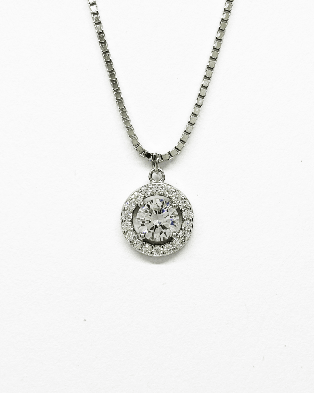 Lavish Halo Round necklace