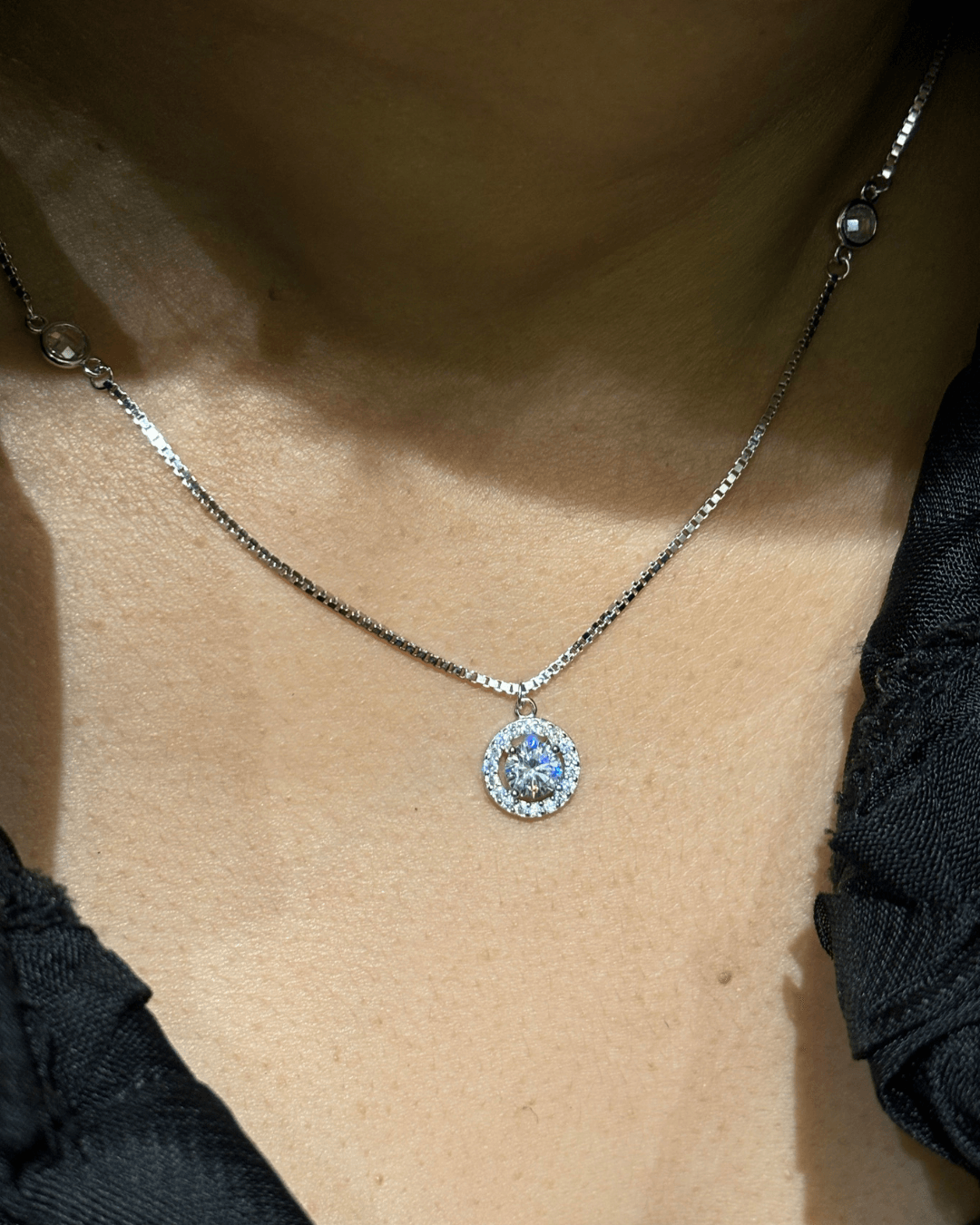 Lavish Halo Round necklace
