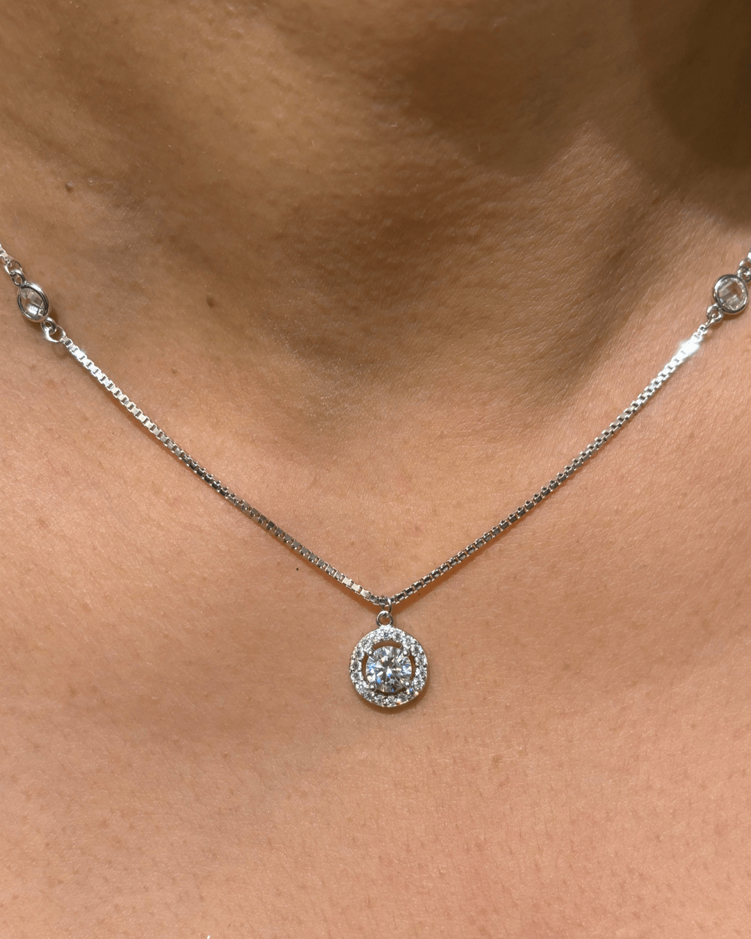Lavish Halo Round necklace