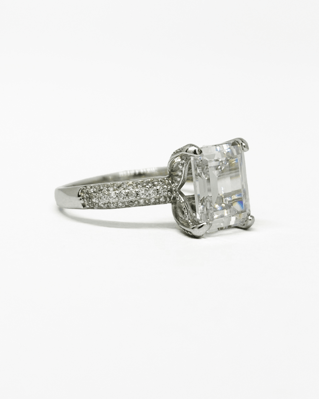 Lavish Emerald Silver Ring