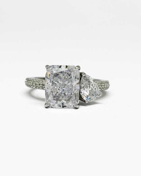 Radiant & Pear Toi Et Moi Ring